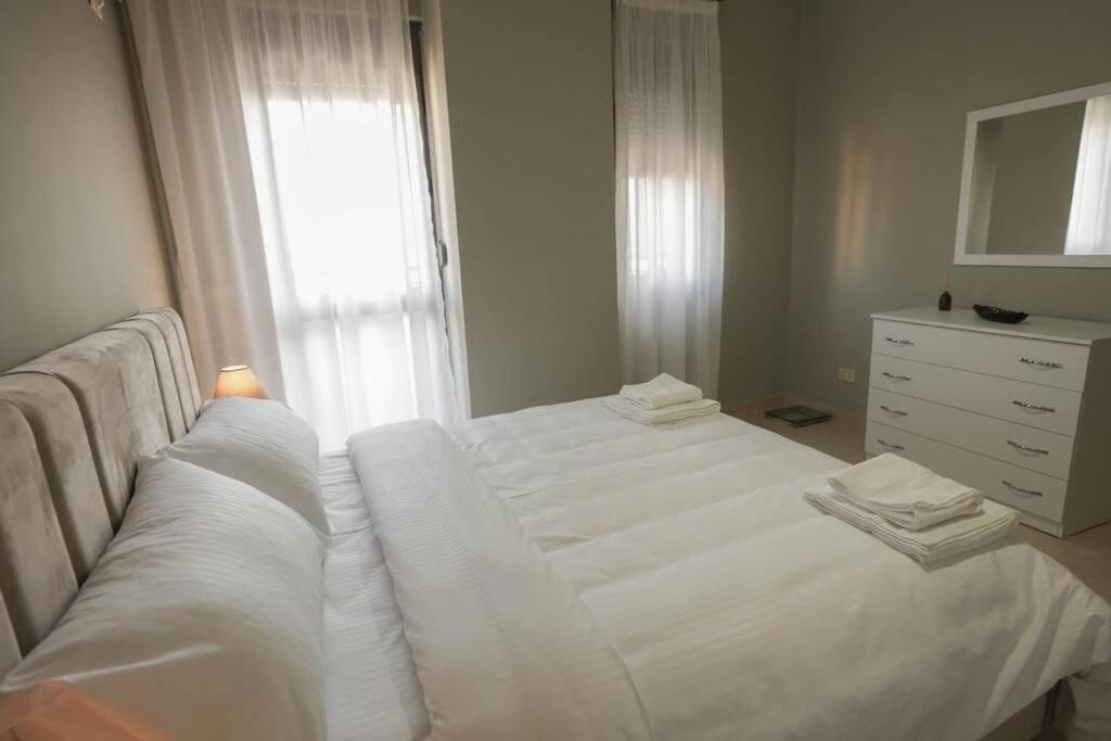 טיראנה Staycation, City Center Apartment With Balcony מראה חיצוני תמונה