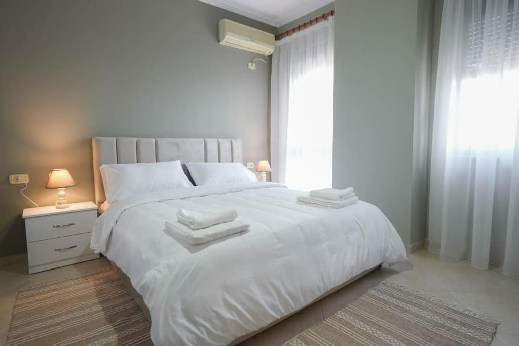 טיראנה Staycation, City Center Apartment With Balcony מראה חיצוני תמונה