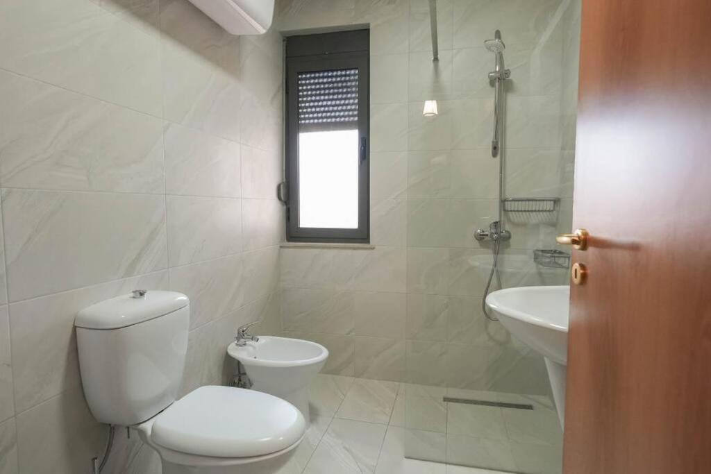 טיראנה Staycation, City Center Apartment With Balcony מראה חיצוני תמונה